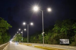 Estefanía Mercado rehabilita 226 luminarias en acceso a Cristo Rey en Playa del Carmen