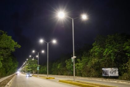 Estefanía Mercado rehabilita 226 luminarias en acceso a Cristo Rey en Playa del Carmen