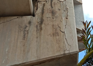 peligro en los soportes del puente playa del carmen