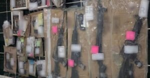 FGR entrega armas aseguradas a la SEDENA