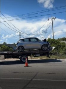 REMOLCAN AUTO DE MUJER