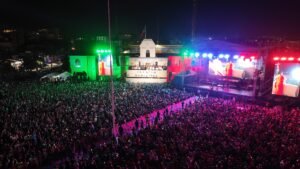 La Plaza 28 de Julio se convirtió en el corazón de la celebración, donde miles de familias respondieron a los tradicionales vítores de la alcaldesa en honor a los héroes y heroínas de la Independencia.