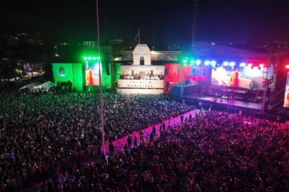 La Plaza 28 de Julio se convirtió en el corazón de la celebración, donde miles de familias respondieron a los tradicionales vítores de la alcaldesa en honor a los héroes y heroínas de la Independencia.