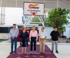 A través del programa “CROC en tu Escuela”, se realizaron trabajos de mejoramiento en baños, la cancha de baloncesto y usos múltiples, el asta bandera y otras áreas comunes. 
