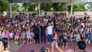 Estefanía Mercado entrega 2 mil mochilas