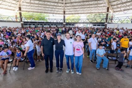 Estefanía Mercado entrega 2 mil mochilas