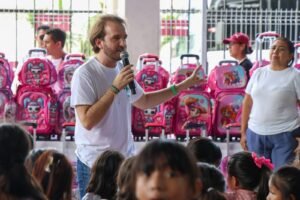 Estefanía Mercado entrega 2 mil mochilas