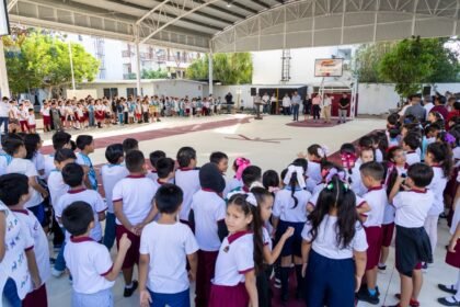 Los trabajos benefician a 730 estudiantes con la rehabilitación de la cancha deportiva, baños y áreas comunes, fortaleciendo la colaboración a favor de la educación y la niñez playense.