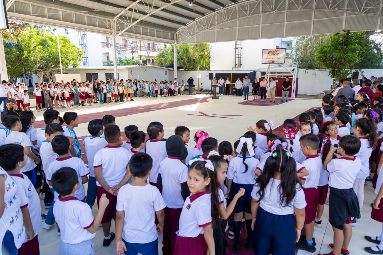 Los trabajos benefician a 730 estudiantes con la rehabilitación de la cancha deportiva, baños y áreas comunes, fortaleciendo la colaboración a favor de la educación y la niñez playense.
