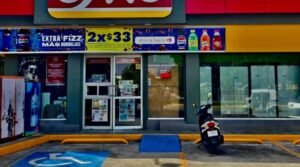 sujeto asalta oxxo