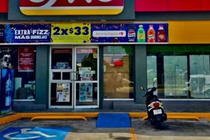 sujeto asalta oxxo