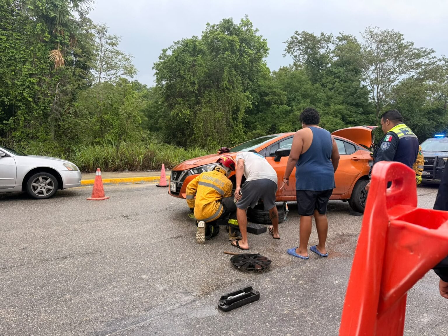Rescatan perrito atrapado en vehículo en Playa del Carmen