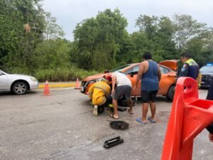 Rescatan perrito atrapado en vehículo en Playa del Carmen