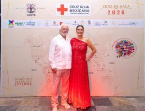 Estefanía Mercado asiste a cena de la Cruz Roja