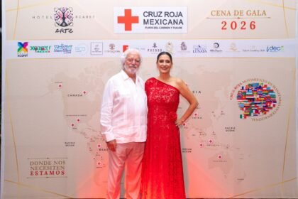 Estefanía Mercado asiste a cena de la Cruz Roja