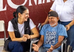 Más de 50 servicios gratuitos llegaron a Galaxia del Carmen. Estefanía Mercado encabezó una nueva jornada de #Chambamanía