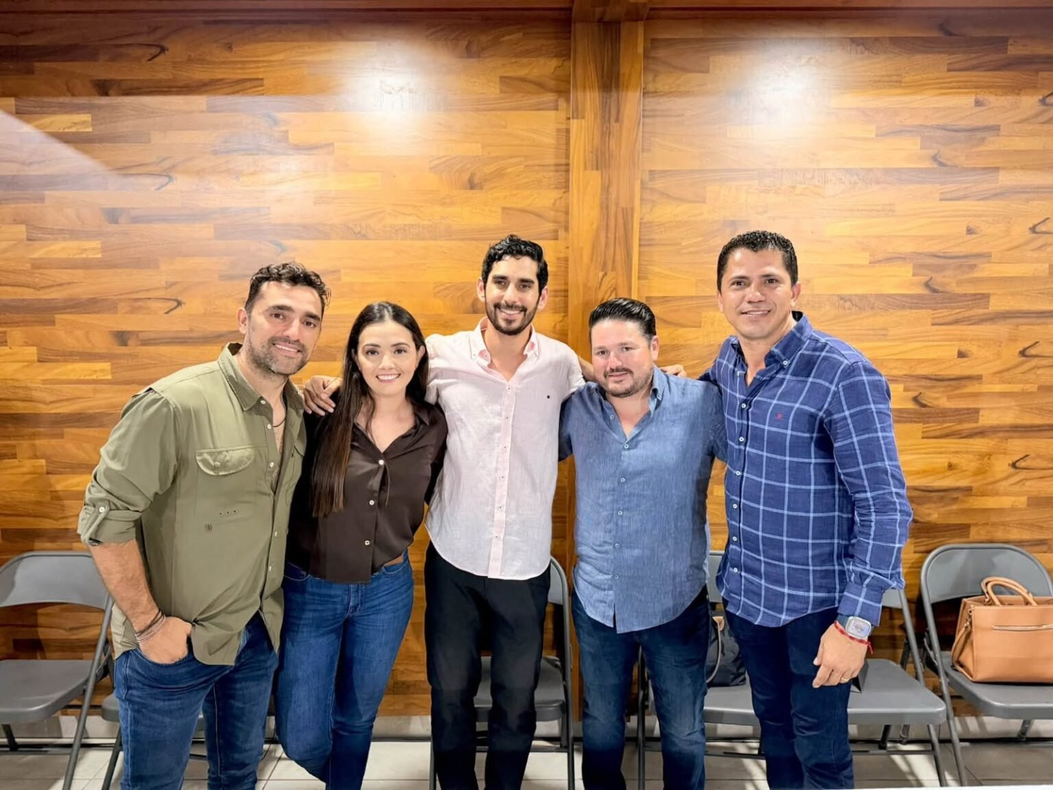 Adversarios de Estefanía Mercado hace frente común